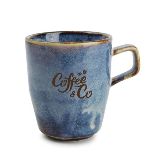 Vooraanzicht Nova mok 28 cl porselein met éénkleurig CoffeeCo-logo centraal, gladde wand en oor. Vooraanzicht Nova mok 28 cl porselein met éénkleurig CoffeeCo-logo centraal, gladde wand en oor.