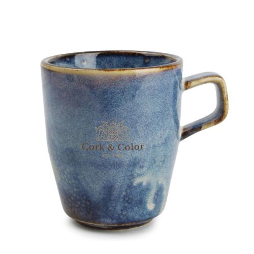 Nova mok 28 cl porselein met meerkleurig CorkColor logo op voorzijde; glad glazuur en stabiele voet. Nova mok 28 cl porselein met meerkleurig CorkColor logo op voorzijde; glad glazuur en stabiele voet.