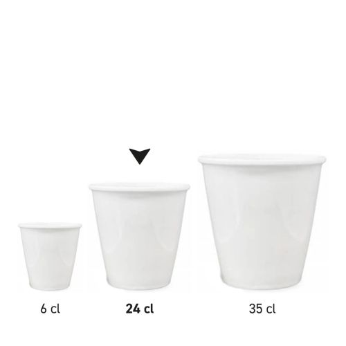 Serieafbeelding met meerdere papercups van porselein met verschillende inhouden. Serieafbeelding met meerdere papercups van porselein met verschillende inhouden.