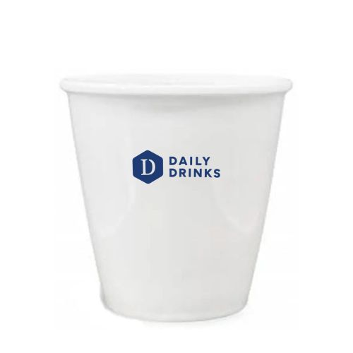 Papercup porselein 35 cl. met éénkleurig logo van DailyDrinks gecentreerd op de voorzijde. Papercup porselein 35 cl. met éénkleurig logo van DailyDrinks gecentreerd op de voorzijde.