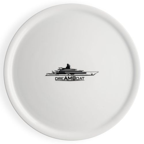Wit porseleinen pizzabord 32 cm met éénkleurig dreAMBoat logo op vooraanzicht, centraal geplaatst op het bord