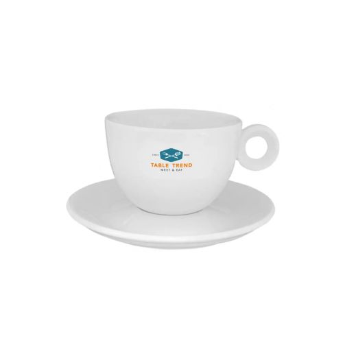 Vooraanzicht van porseleinen koffieset Rondo 15 cl. met meerkleurig TableTrend-logo op de kop. Vooraanzicht van porseleinen koffieset Rondo 15 cl. met meerkleurig TableTrend-logo op de kop.