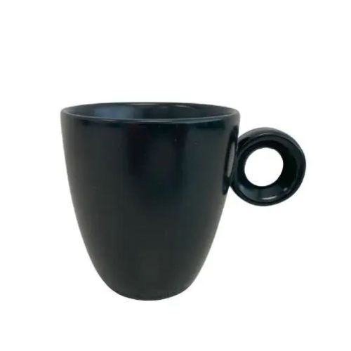 Vooraanzicht van Rondo mok 19 cl. van matzwart porselein met rechte vorm en oor aan de rechterzijde. Vooraanzicht van Rondo mok 19 cl. van matzwart porselein met rechte vorm en oor aan de rechterzijde.