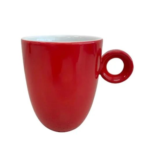 Rood-witte porseleinen Rondo mok van 25 cl in recht vooraanzicht met zichtbare oorvorm en glad oppervlak. Rood-witte porseleinen Rondo mok van 25 cl in recht vooraanzicht met zichtbare oorvorm en glad oppervlak.