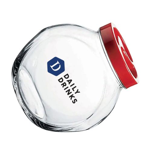 Glazen snoeppot met rood kunststof deksel en DailyDrinks-logo in meerdere kleuren op de voorkant gedrukt.