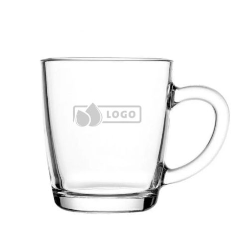 Gravure van logo op voorzijde van theeglas New Morning Laag 32 cl., subtiel zichtbaar in het glasoppervlak.
