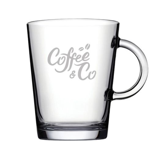 Theeglas Tribeca 40 cl. met gegraveerd CoffeeCo-logo op het vooraanzicht in helder glas. Theeglas Tribeca 40 cl. met gegraveerd CoffeeCo-logo op het vooraanzicht in helder glas.