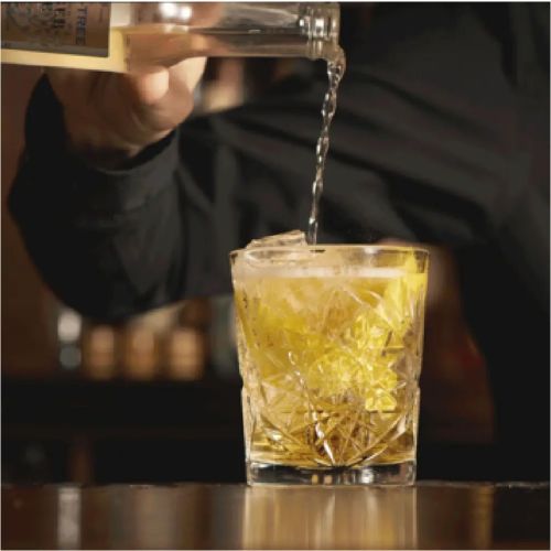 Tumbler Onis Hobstar 35 cl glas met drank in sfeervolle horecasetting