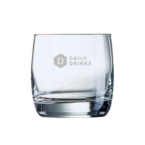 Vigne tumblerglas 20 cl. in glas met gegraveerd DailyDrinks-logo op het vooraanzicht zichtbaar. Vigne tumblerglas 20 cl. in glas met gegraveerd DailyDrinks-logo op het vooraanzicht zichtbaar.