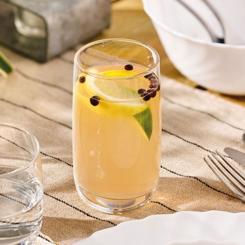 Vigne tumbler van 33 cl gevuld en voorzien van logo, geplaatst in een sfeerruimte waarbij het glazen materiaal duidelijk zichtbaar is.