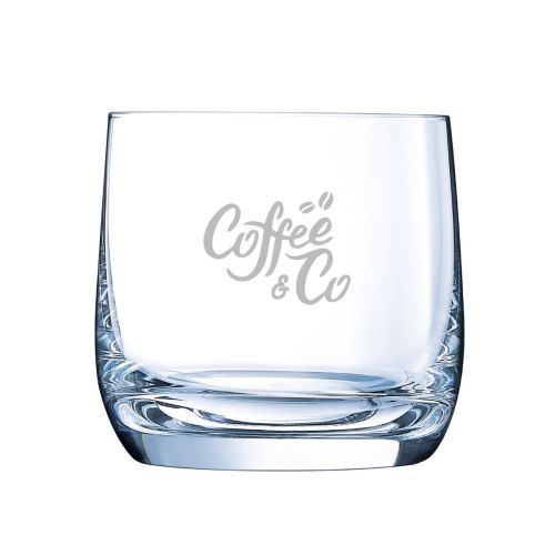 Gegraveerd CoffeeCo-logo op de voorzijde van de glazen Vigne tumbler 37 cl. met subtiele afwerking.