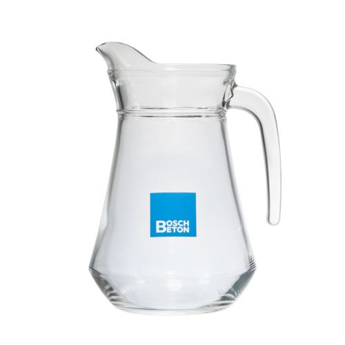 Glazen waterkan Broc Arc 1,0 liter met meerkleurig BoschBeton logo op voorzijde, helder glas en strak klassiek ontwerp