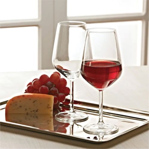 Allegra wijnglas 35 cl. glas geplaatst in een neutrale ruimte op dienblad. Allegra wijnglas 35 cl. glas geplaatst in een neutrale ruimte op dienblad.