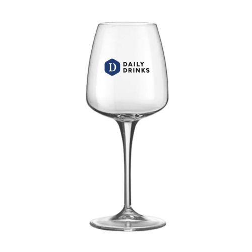 Voorzijde van Aurum wijnglas 43 cl. met meerkleurig DailyDrinks-logo. Voorzijde van Aurum wijnglas 43 cl. met meerkleurig DailyDrinks-logo.