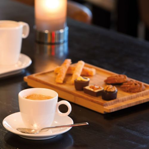 Bart Espresso porselein 6,5 cl. gevuld met koffie, gepresenteerd in sfeervolle omgeving. Bart Espresso porselein 6,5 cl. gevuld met koffie, gepresenteerd in sfeervolle omgeving.
