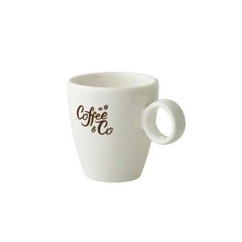 Espresso kop 6,5 cl porselein met bruin CoffeeCo-logo op het gladde witte oppervlak. Espresso kop 6,5 cl porselein met bruin CoffeeCo-logo op het gladde witte oppervlak.