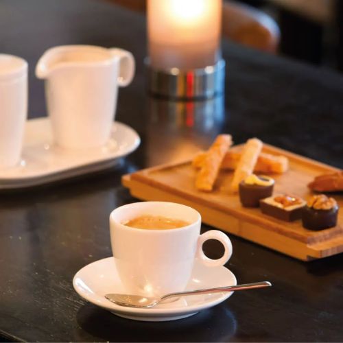 Bart Espresso kop porselein gevuld met koffie sfeervol geplaatst in interieursetting. Bart Espresso kop porselein gevuld met koffie sfeervol geplaatst in interieursetting.