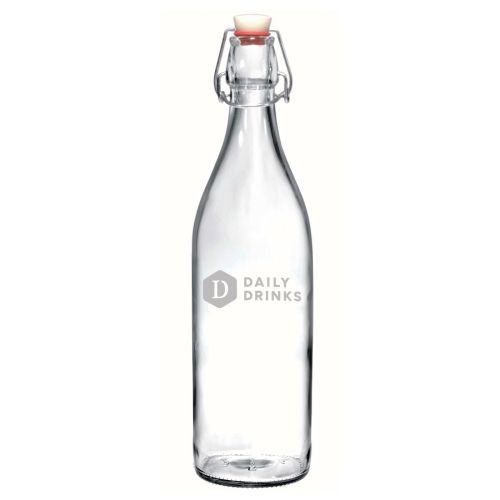 Glazen fles Giara rond 1 liter met gegraveerd DailyDrinks-logo op de voorzijde. Glazen fles Giara rond 1 liter met gegraveerd DailyDrinks-logo op de voorzijde.