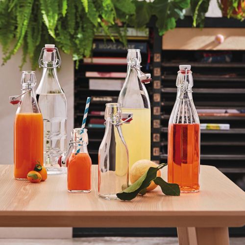 Sfeervolle setting met gevulde ronde beugelfles Giara 1 liter op tafel. Sfeervolle setting met gevulde ronde beugelfles Giara 1 liter op tafel.