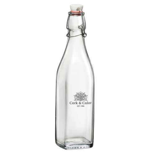 Vierkante beugelfles Swing 1 liter van porselein met éénkleurig CorkColor-logo op de voorzijde. Vierkante beugelfles Swing 1 liter van porselein met éénkleurig CorkColor-logo op de voorzijde.