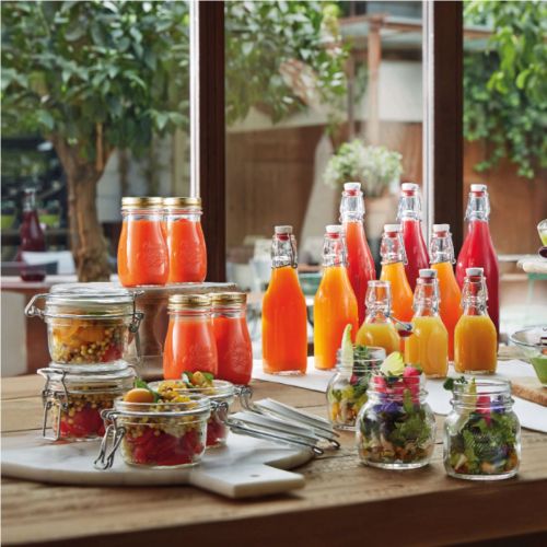 Sfeervolle weergave van gevulde Swing beugelfles 1 liter in interieur. Sfeervolle weergave van gevulde Swing beugelfles 1 liter in interieur.