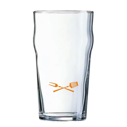 Arcoroc Nonic bierglas van 57 cl. in gebruik, vastgehouden tijdens het drinken of schenken. Arcoroc Nonic bierglas van 57 cl. in gebruik, vastgehouden tijdens het drinken of schenken.