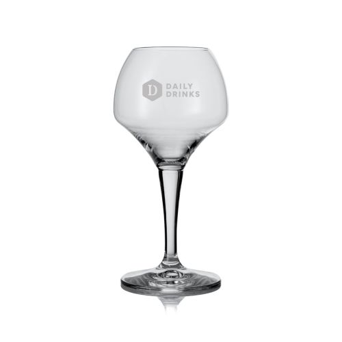 Vooraanzicht van bierglas Norbert 42 cl. met gegraveerd DailyDrinks-logo subtiel zichtbaar op het glas. Vooraanzicht van bierglas Norbert 42 cl. met gegraveerd DailyDrinks-logo subtiel zichtbaar op het glas.