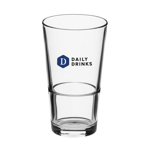 Voorzijde van het bierglas Vaasje Stapel 34 cl. met meerkleurig DailyDrinks-logo bedrukt. Voorzijde van het bierglas Vaasje Stapel 34 cl. met meerkleurig DailyDrinks-logo bedrukt.