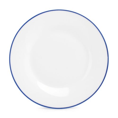 Vooraanzicht van een wit porseleinen bord 24 cm met blauwe rand uit de Basic-lijn, met glad oppervlak. Vooraanzicht van een wit porseleinen bord 24 cm met blauwe rand uit de Basic-lijn, met glad oppervlak.
