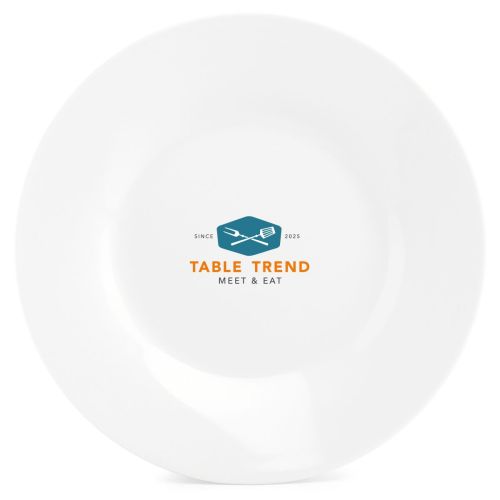 Vooraanzicht van wit bord Basic lijn 27 cm porselein met meerkleurig TableTrend-logo. Vooraanzicht van wit bord Basic lijn 27 cm porselein met meerkleurig TableTrend-logo.
