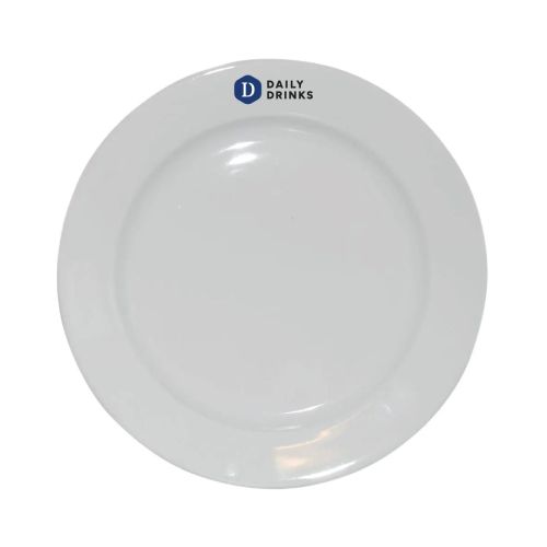 Porseleinen bord 24 cm met brede rand en meerkleurig DailyDrinks-logo op het voorvlak. Porseleinen bord 24 cm met brede rand en meerkleurig DailyDrinks-logo op het voorvlak.