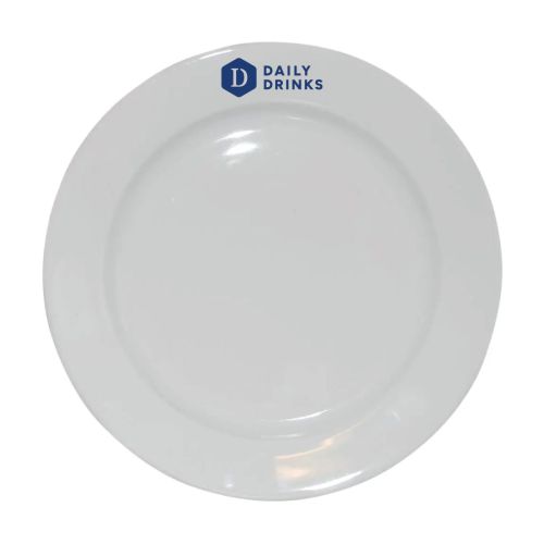 Porseleinen bord 26,5 cm bedrukt met een enkelkleurig DailyDrinks-logo op de randzone. Porseleinen bord 26,5 cm bedrukt met een enkelkleurig DailyDrinks-logo op de randzone.