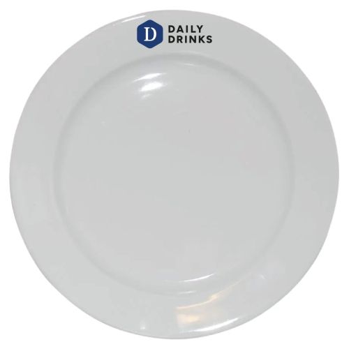 Porseleinen bord 30,5 cm bedrukt met meerkleurig DailyDrinks-logo op de brede rand. Porseleinen bord 30,5 cm bedrukt met meerkleurig DailyDrinks-logo op de brede rand.