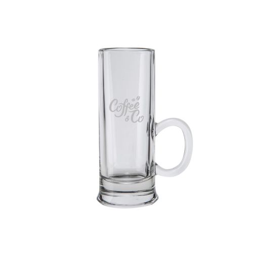 Gravure van CoffeeCo-logo op voorzijde van borrelglas Islande 5,5 cl. met oor, subtiel zichtbaar in glas. Gravure van CoffeeCo-logo op voorzijde van borrelglas Islande 5,5 cl. met oor, subtiel zichtbaar in glas.