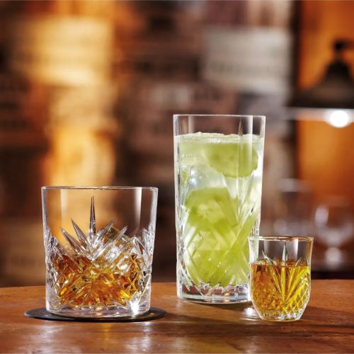 Longdrinkglas 28 cl. van Broadway met vulling in een sfeervolle setting weergegeven. Longdrinkglas 28 cl. van Broadway met vulling in een sfeervolle setting weergegeven.