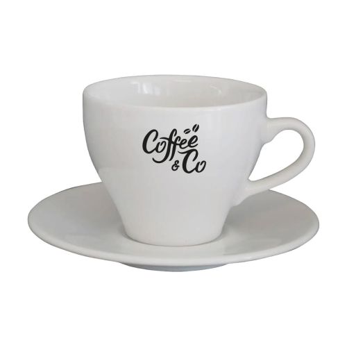 Voorzijde van Dom Cappuccino wit 20 cl. set bedrukt met éénkleurig CoffeeCo-logo op porselein. Voorzijde van Dom Cappuccino wit 20 cl. set bedrukt met éénkleurig CoffeeCo-logo op porselein.
