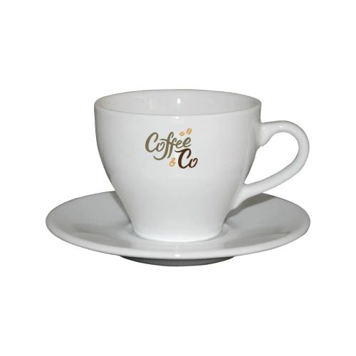 Porseleinen Dom Koffie 15 cl. SET met meerkleurig CoffeeCo-logo op de voorzijde zichtbaar. Porseleinen Dom Koffie 15 cl. SET met meerkleurig CoffeeCo-logo op de voorzijde zichtbaar.