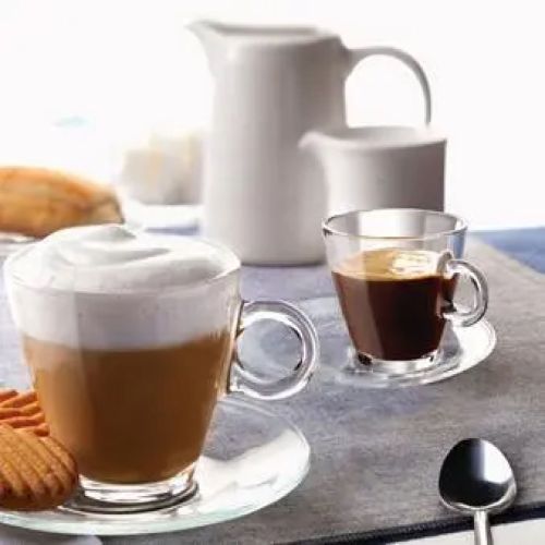 Glazen cappuccino met schuimlaag en espresso in sfeerruimte, Easy Bar 23 cl. in gebruik. Glazen cappuccino met schuimlaag en espresso in sfeerruimte, Easy Bar 23 cl. in gebruik.
