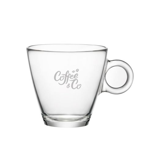 Gravure van CoffeeCo-logo op voorzijde van Easy Bar cappuccino kop 23 cl. zichtbaar in helder glas. Gravure van CoffeeCo-logo op voorzijde van Easy Bar cappuccino kop 23 cl. zichtbaar in helder glas.