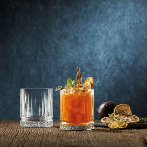 Elysia Whisky glas 21 cl. gevuld met drank in een sfeervolle ruimte gepresenteerd. Elysia Whisky glas 21 cl. gevuld met drank in een sfeervolle ruimte gepresenteerd.