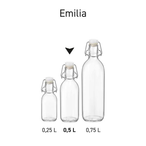 Serie glazen flessen Emilia van 0,5 en 1 liter naast elkaar gepresenteerd als assortiment. Serie glazen flessen Emilia van 0,5 en 1 liter naast elkaar gepresenteerd als assortiment.