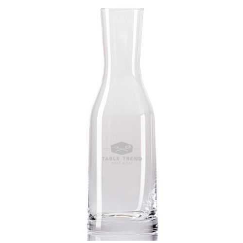 Voorzijde van de Le Marc karaf met gegraveerd TableTrend-logo subtiel zichtbaar op het 100 cl. glas. Voorzijde van de Le Marc karaf met gegraveerd TableTrend-logo subtiel zichtbaar op het 100 cl. glas.