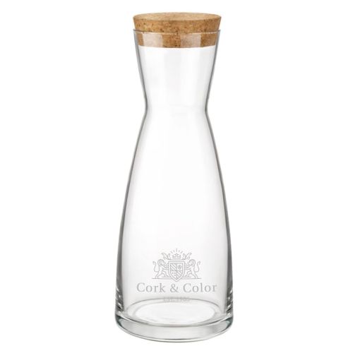 Gravure van het CorkColor-logo op het vooraanzicht van karaf Ypsilon 1 liter met kurk. Gravure van het CorkColor-logo op het vooraanzicht van karaf Ypsilon 1 liter met kurk.