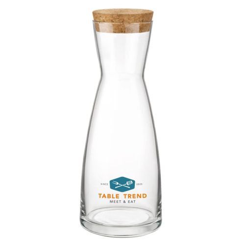 Ypsilon karaf 1 liter met meerkleurig bedrukt TableTrend-logo op de voorzijde van het glas. Ypsilon karaf 1 liter met meerkleurig bedrukt TableTrend-logo op de voorzijde van het glas.