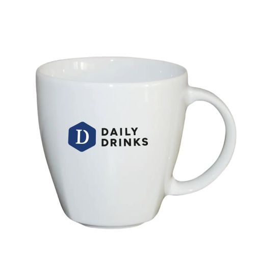 Kirsten mok wit 30 cl met meerkleurig bedrukt DailyDrinks-logo op de voorzijde. Kirsten mok wit 30 cl met meerkleurig bedrukt DailyDrinks-logo op de voorzijde.