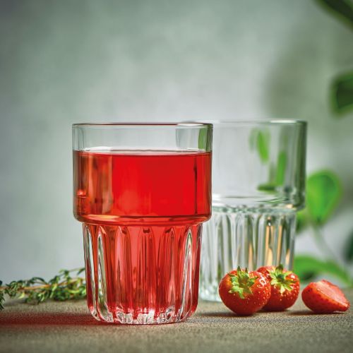 Sfeervolle opname van gevuld longdrinkglas Onis Everest 26,5 cl. met bedrukt logo in interieur. Sfeervolle opname van gevuld longdrinkglas Onis Everest 26,5 cl. met bedrukt logo in interieur.