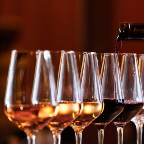 Gevuld Mencia 31 cl. wijnglas toont realistische wijnpresentatie in sfeervolle setting. Gevuld Mencia 31 cl. wijnglas toont realistische wijnpresentatie in sfeervolle setting.