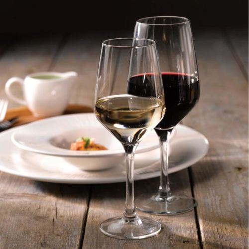Mencia 44 cl. wijnglas gevuld met wijn, weergegeven in gebruikssituatie. Mencia 44 cl. wijnglas gevuld met wijn, weergegeven in gebruikssituatie.