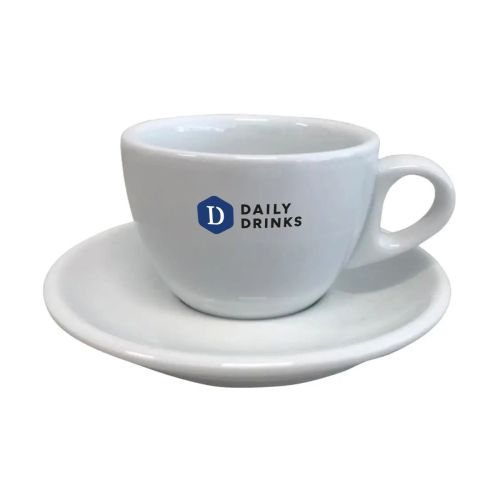 Cappuccinoset 19 cl. porselein met meerkleurig DailyDrinks-logo op de voorzijde. Cappuccinoset 19 cl. porselein met meerkleurig DailyDrinks-logo op de voorzijde.