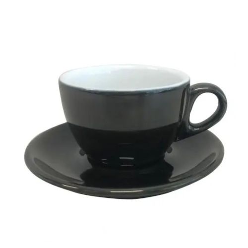 Zwart-wit Porseleinen cappuccinoset van 19 cl. in vooraanzicht, met ronde kopjes en bijpassende schotels. Zwart-wit Porseleinen cappuccinoset van 19 cl. in vooraanzicht, met ronde kopjes en bijpassende schotels.